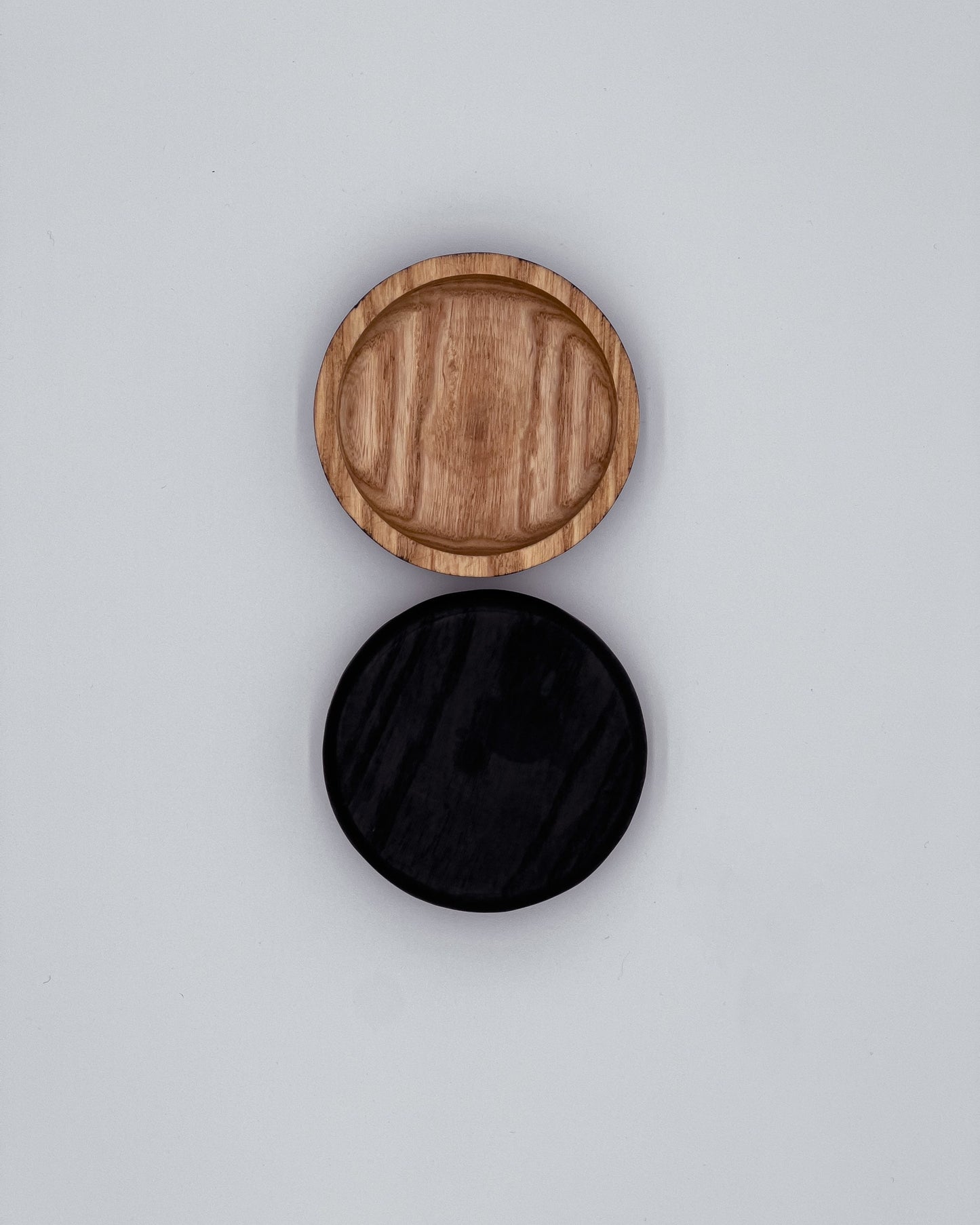 3.5” Round tray with a black base