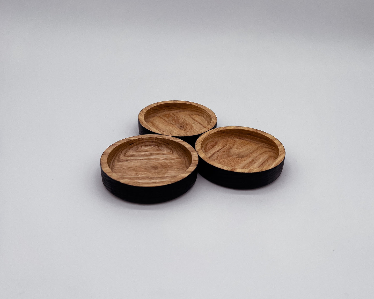 3.5” Round tray with a black base